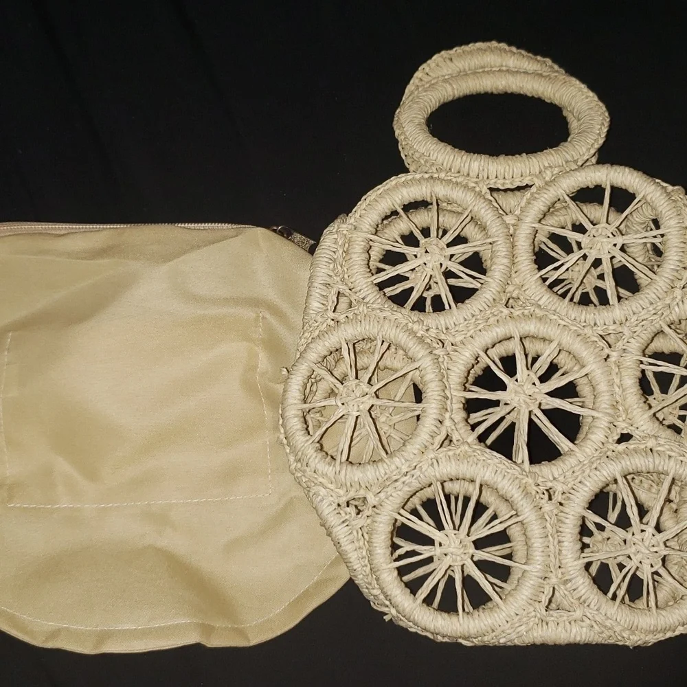 NWOT- Woven Natural Color Handbag/ Purse. 11.5 x 8. Liner included. - Picture 4 of 6